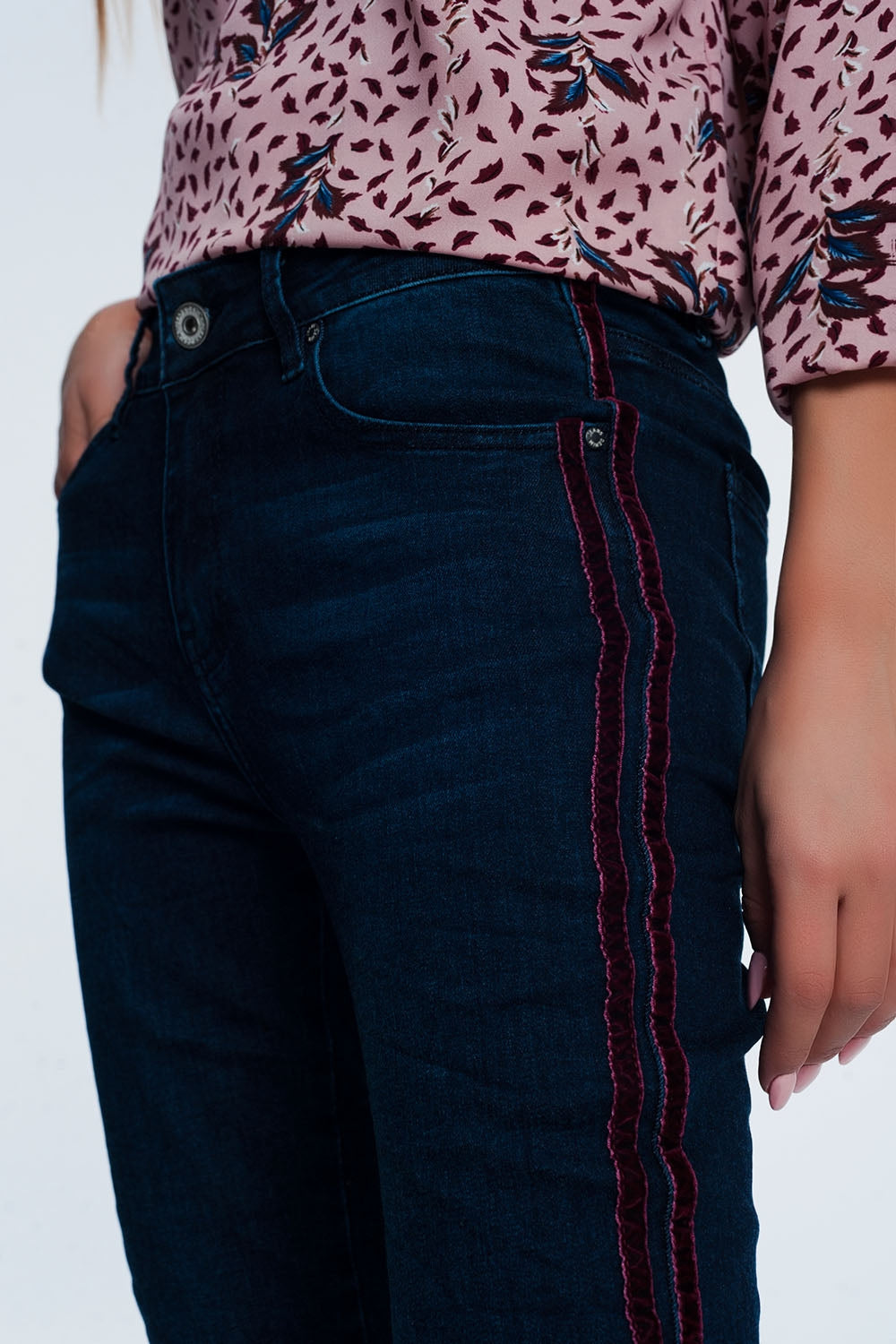 Jean skinny à rayures style sport rouge