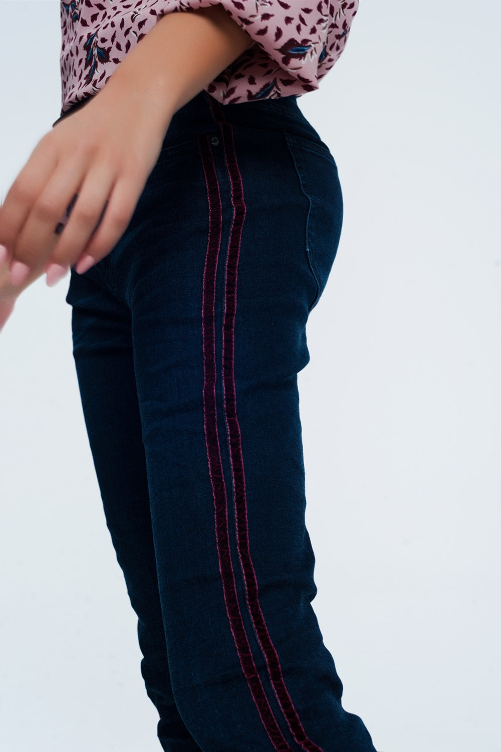 Jean skinny à rayures style sport rouge