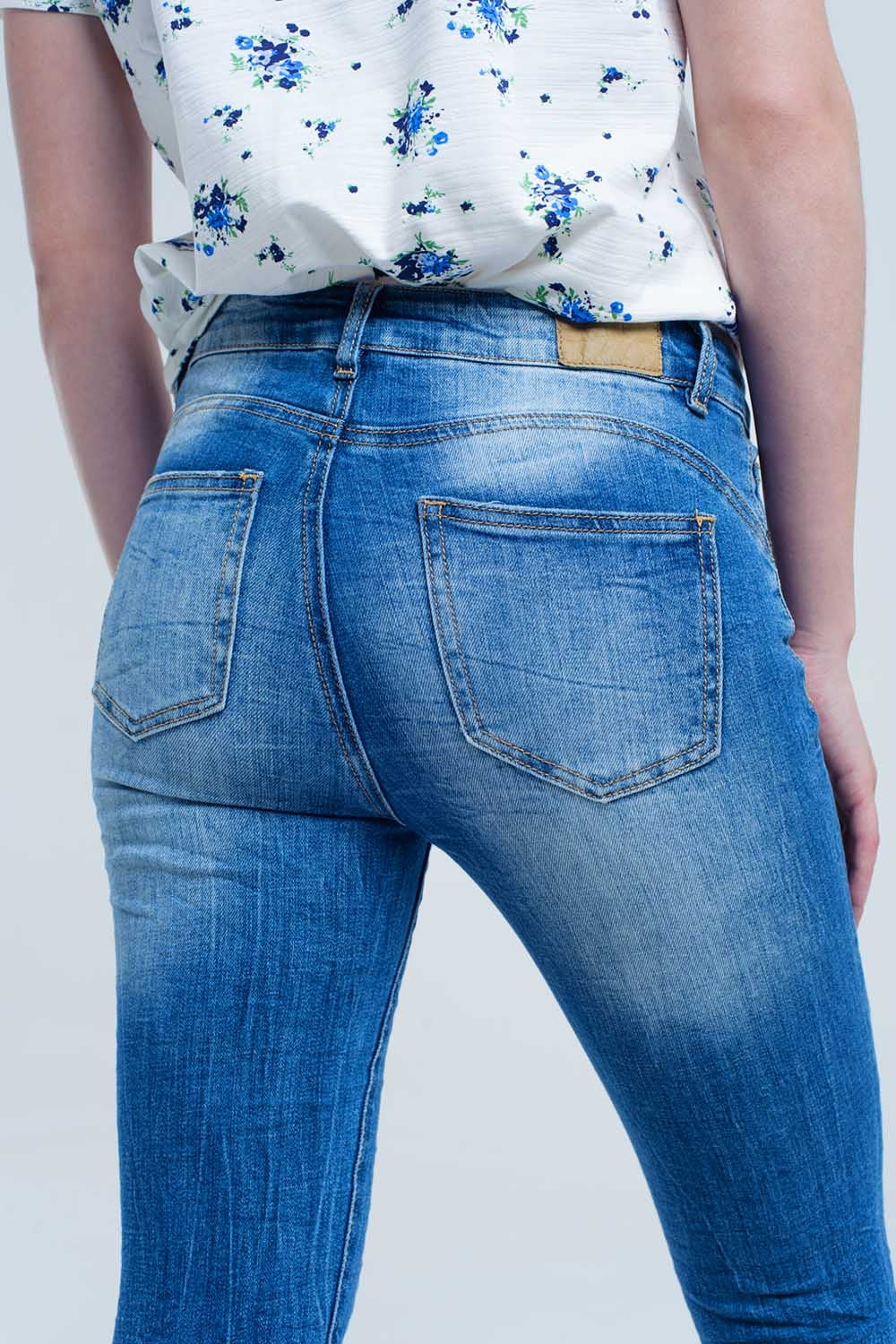 Jean skinny aux couleurs et rides usées