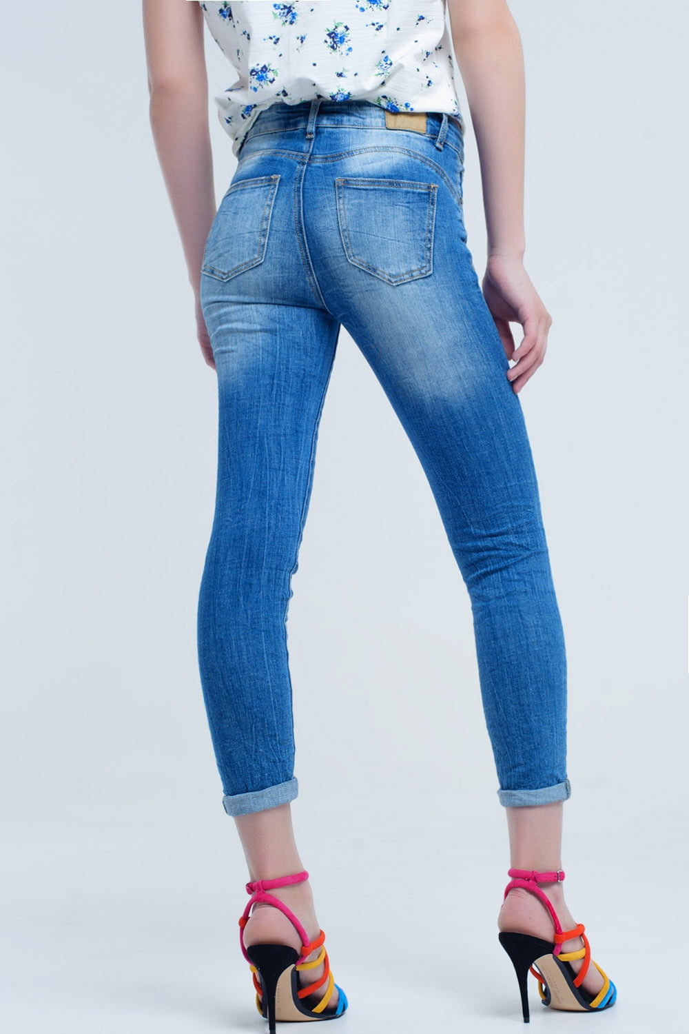 Jean skinny aux couleurs et rides usées