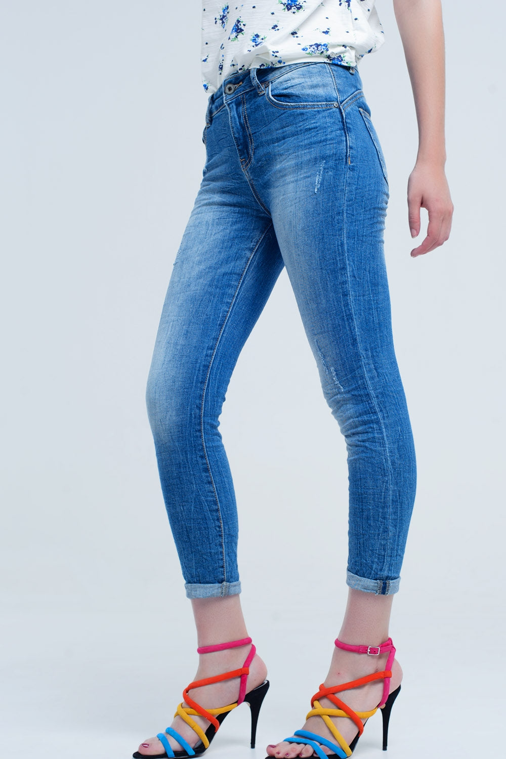 Jean skinny aux couleurs et rides usées