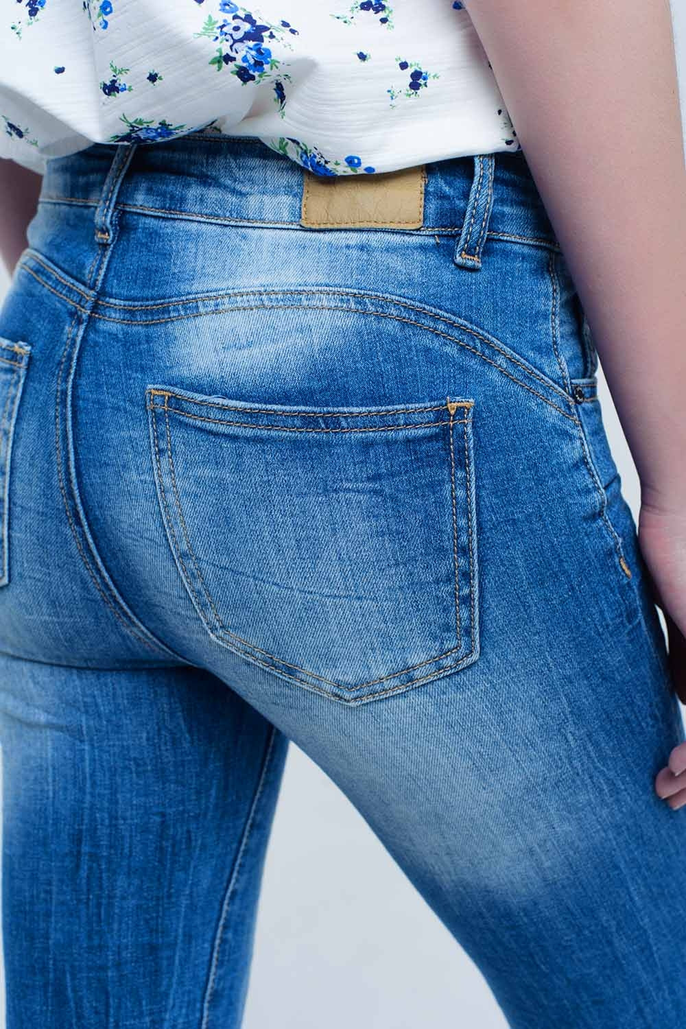 Jean skinny aux couleurs et rides usées