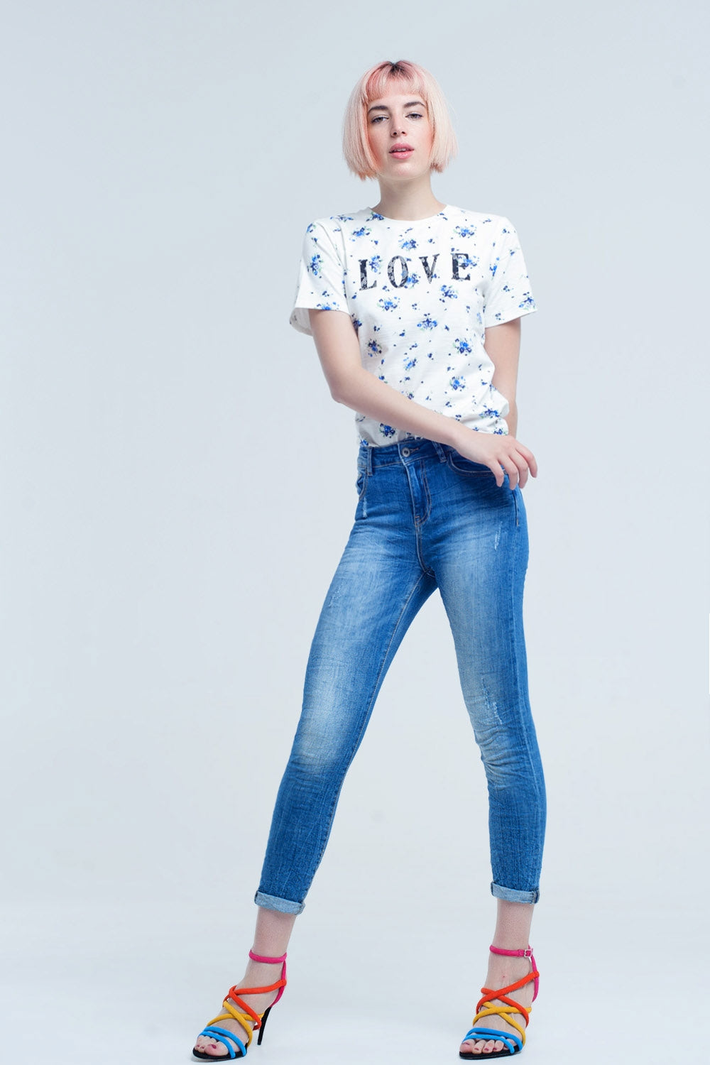 Jean skinny aux couleurs et rides usées