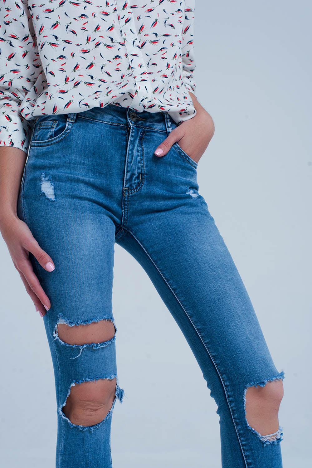 Jean skinny avec déchirures extrêmes aux genoux