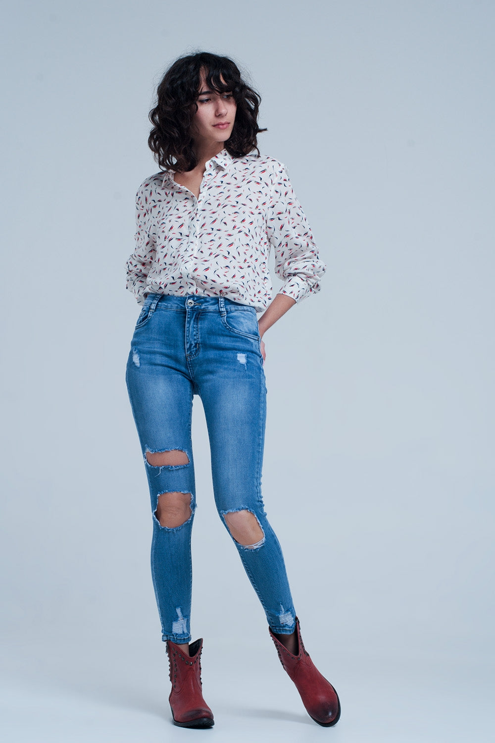 Jean skinny avec déchirures extrêmes aux genoux