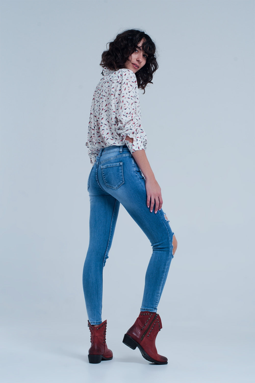 Jean skinny avec déchirures extrêmes aux genoux