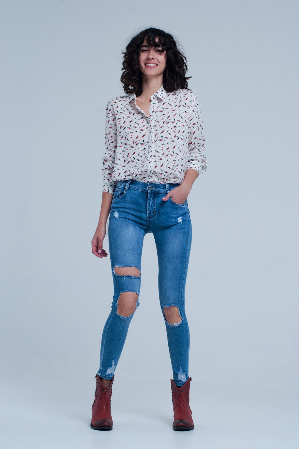 Jean skinny avec déchirures extrêmes aux genoux