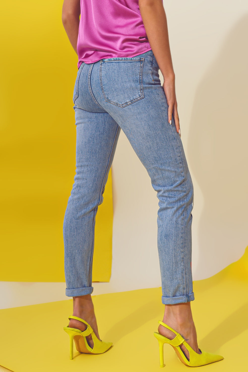 Jean skinny avec détail papillon délavé bleu clair