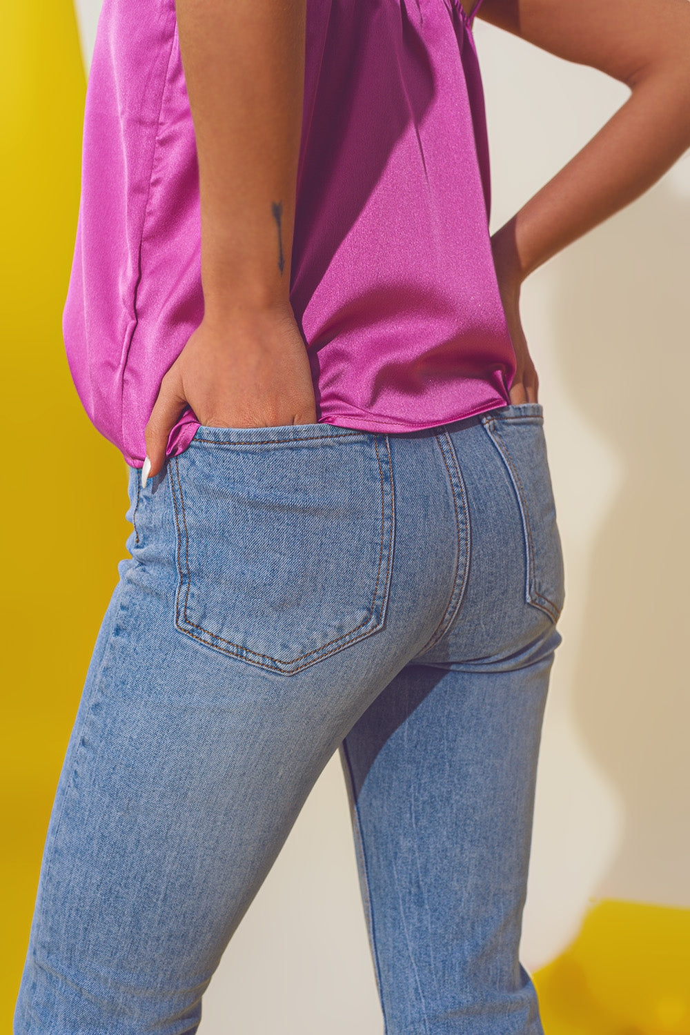 Jean skinny avec détail papillon délavé bleu clair