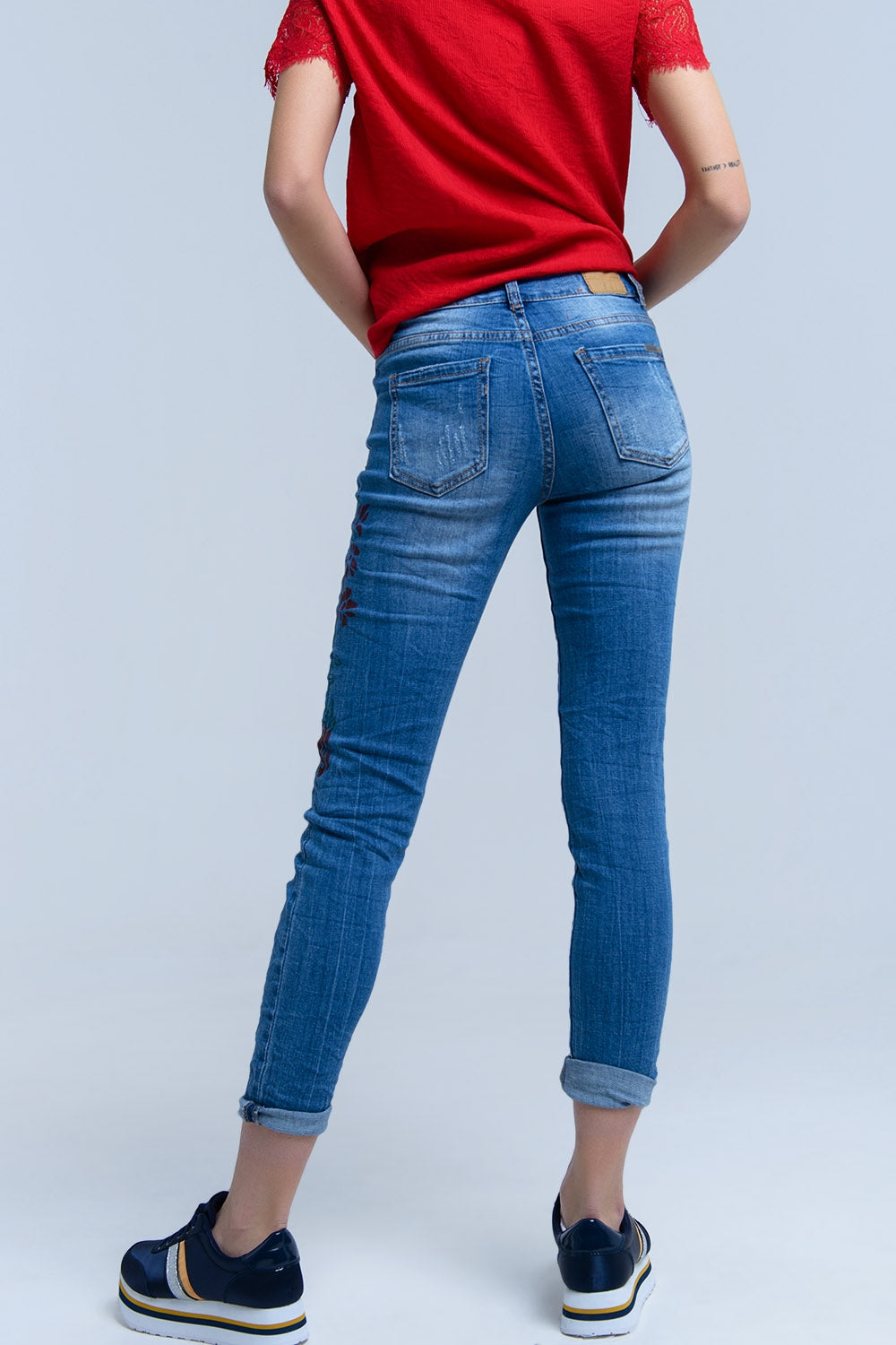 Jean skinny avec fleurs peintes