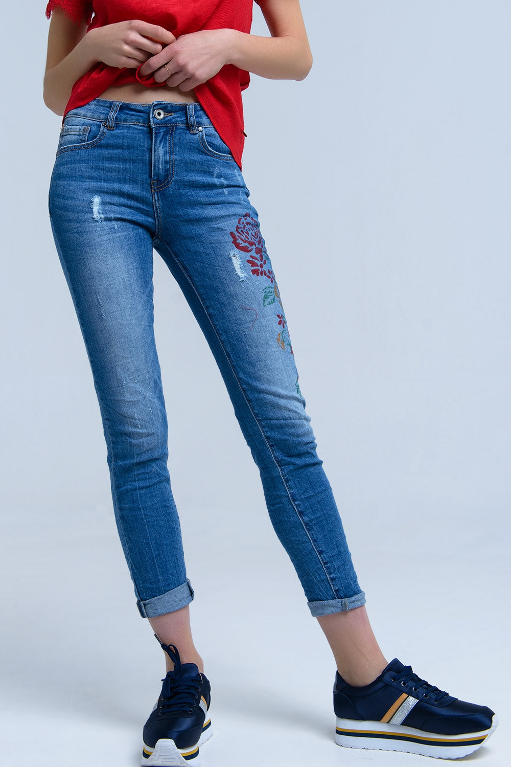 Jean skinny avec fleurs peintes
