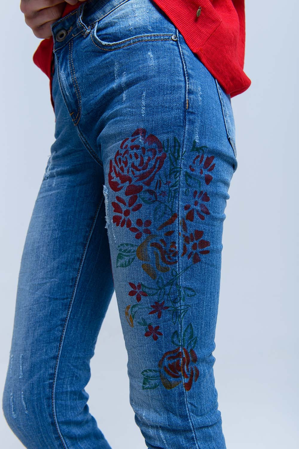 Jean skinny avec fleurs peintes