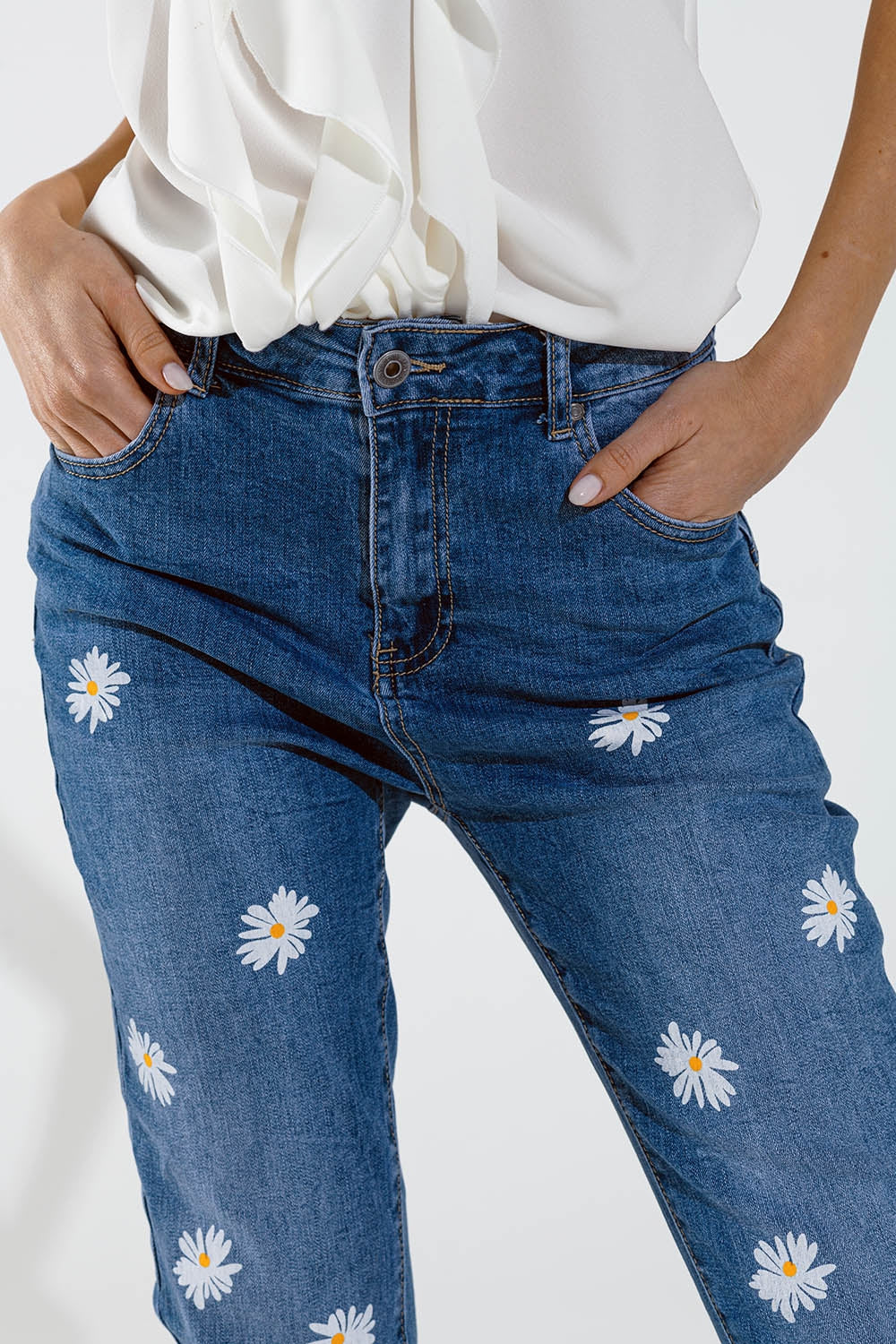 Jean skinny avec marguerites blanches imprimées délavage moyen