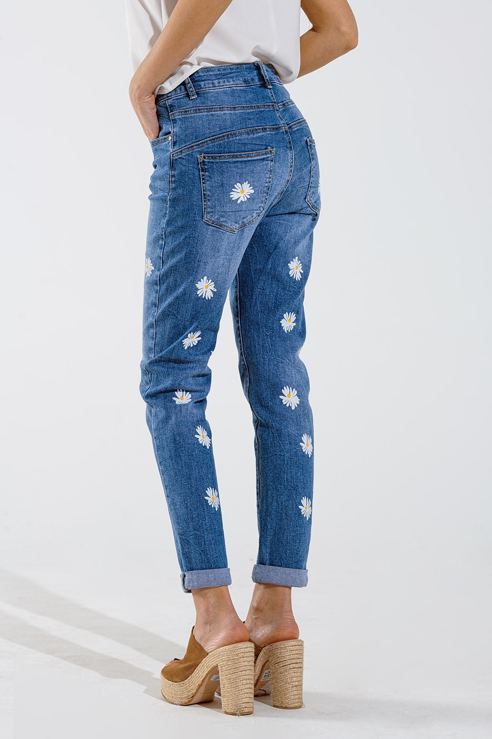 Jean skinny avec marguerites blanches imprimées délavage moyen