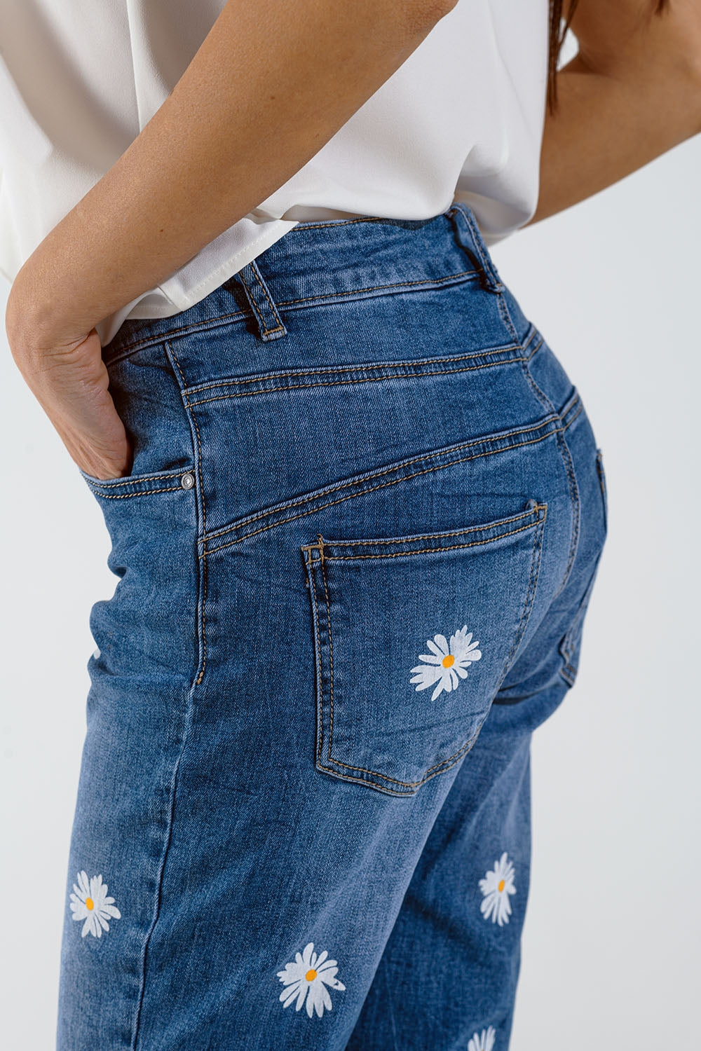 Jean skinny avec marguerites blanches imprimées délavage moyen