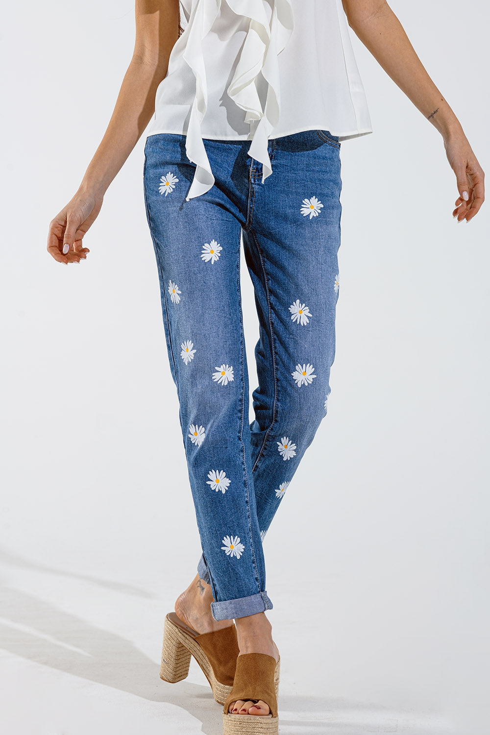 Jean skinny avec marguerites blanches imprimées délavage moyen