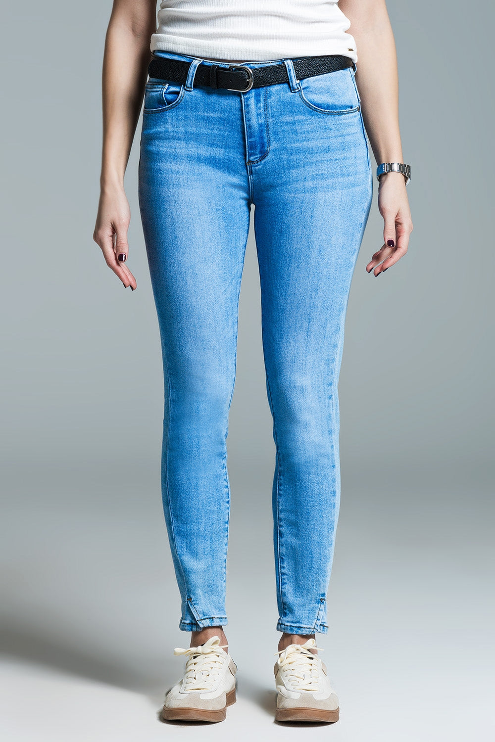 Q2 Jean skinny basique bleu clair avec fente courte à l'ourlet