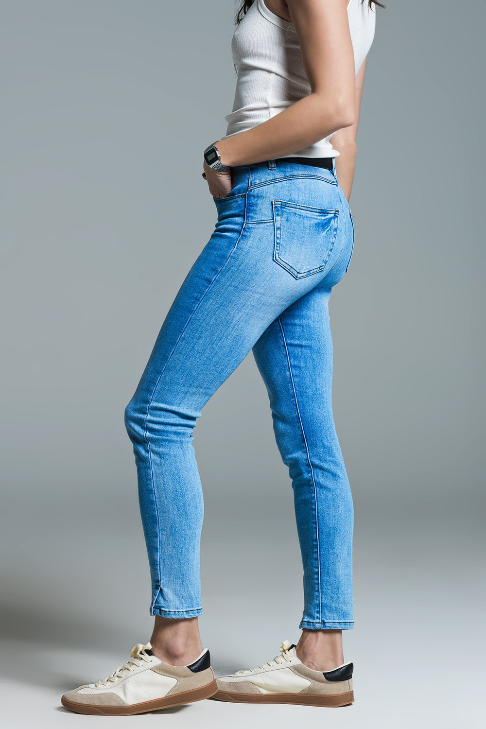 Jean skinny basique bleu clair avec fente courte à l'ourlet