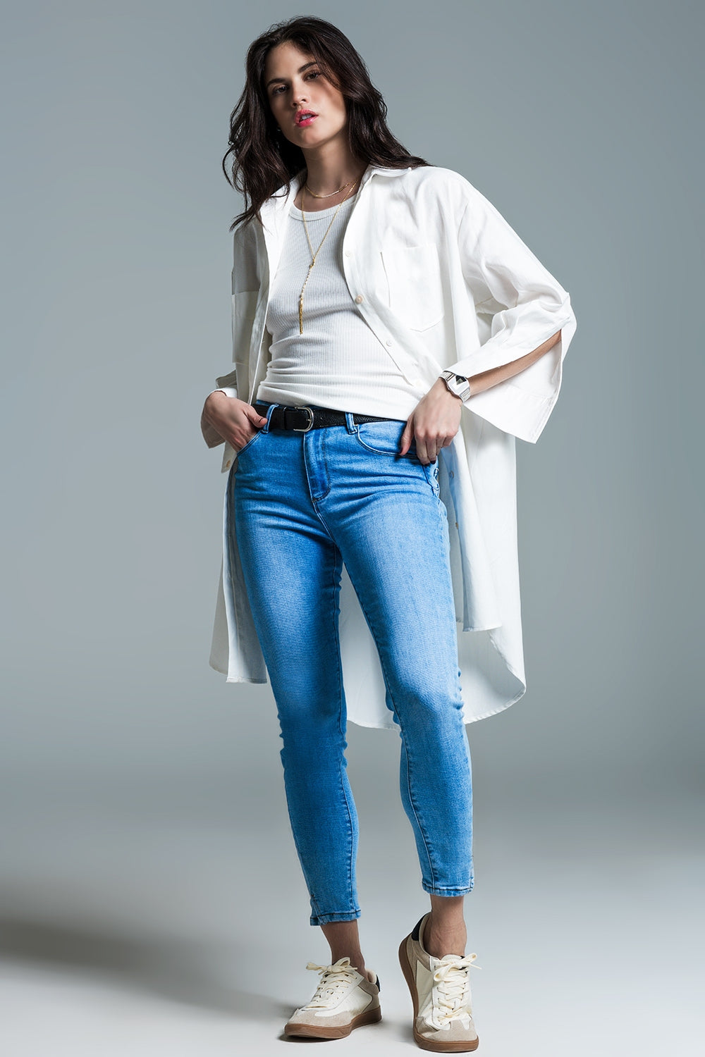 Jean skinny basique bleu clair avec fente courte à l'ourlet
