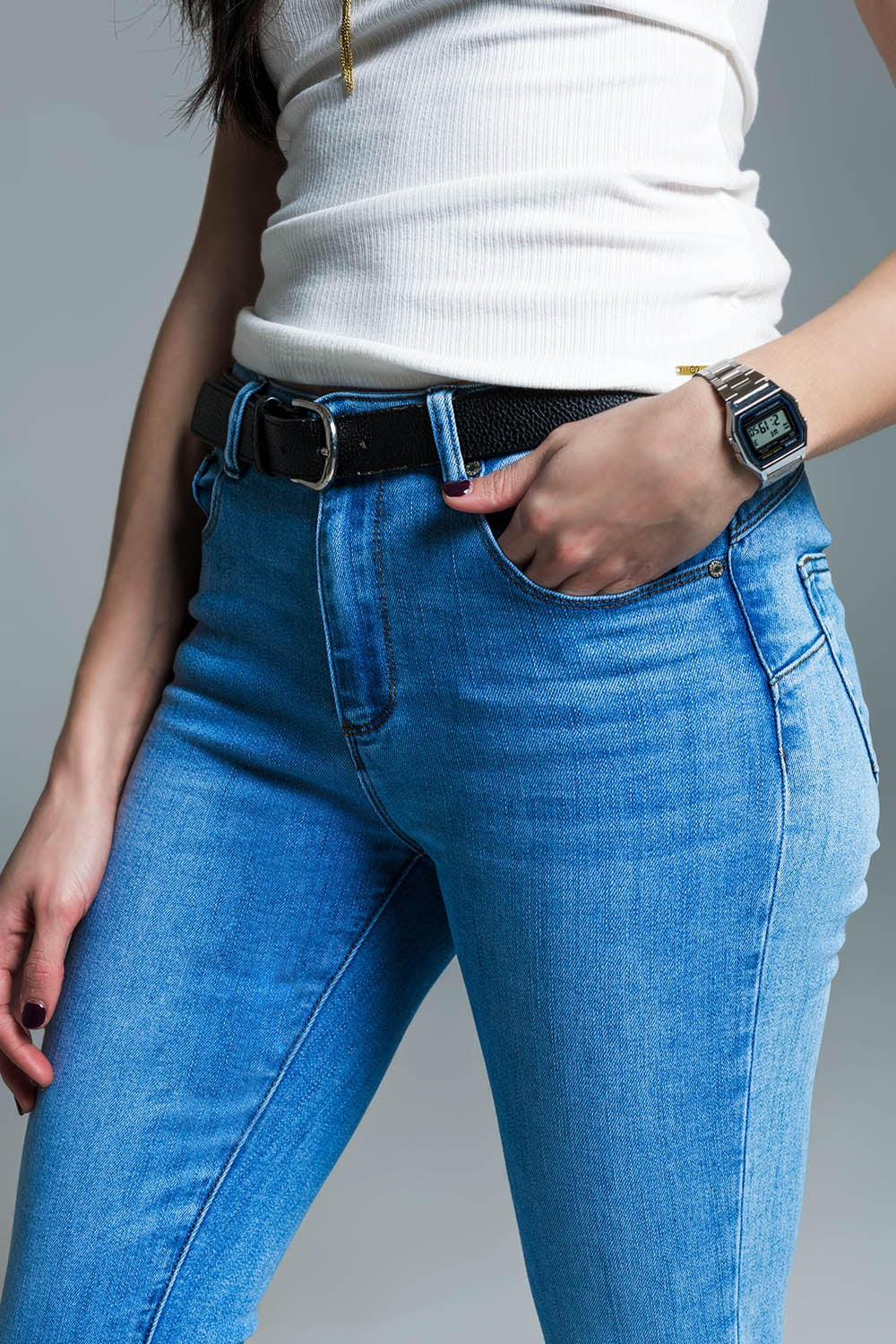 Jean skinny basique bleu clair avec fente courte à l'ourlet