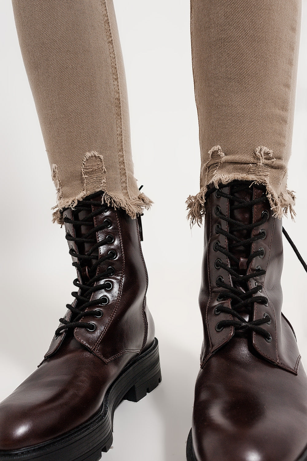 Jean skinny beige avec bords bruts