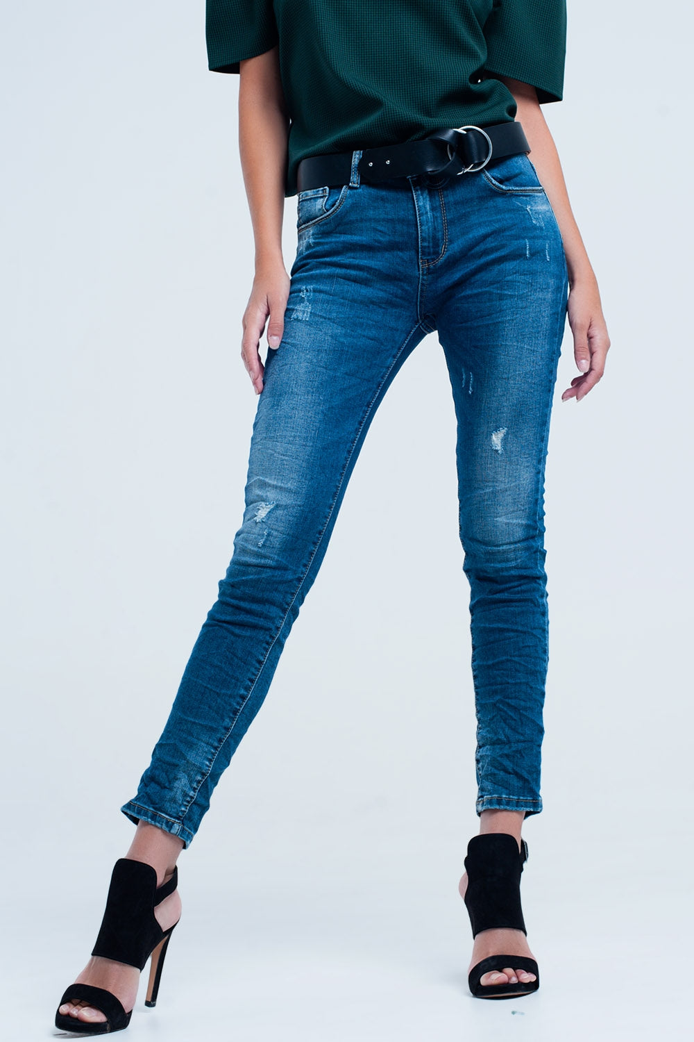 Q2 Jean skinny bleu avec des déchirures