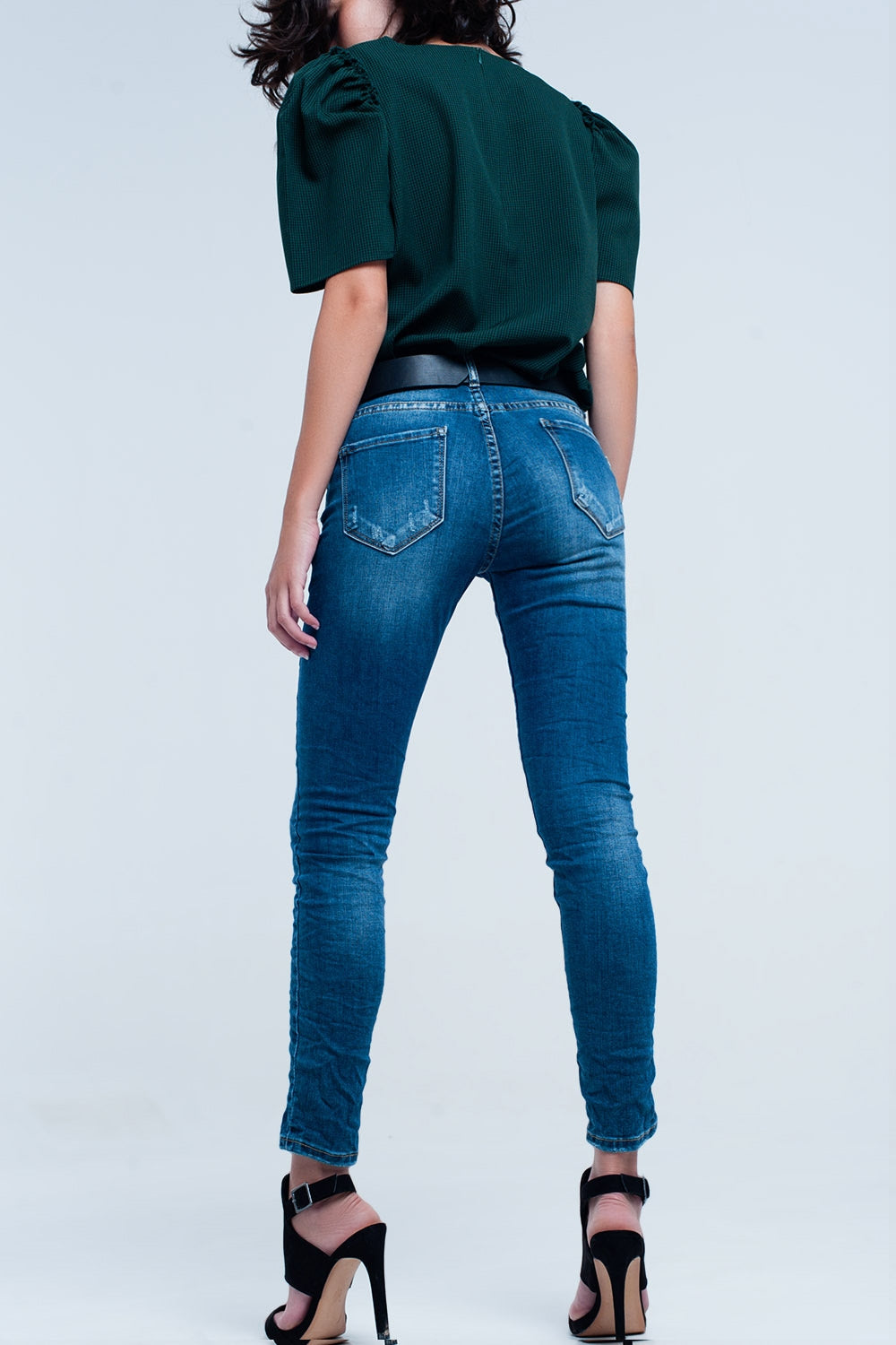Jean skinny bleu avec des déchirures