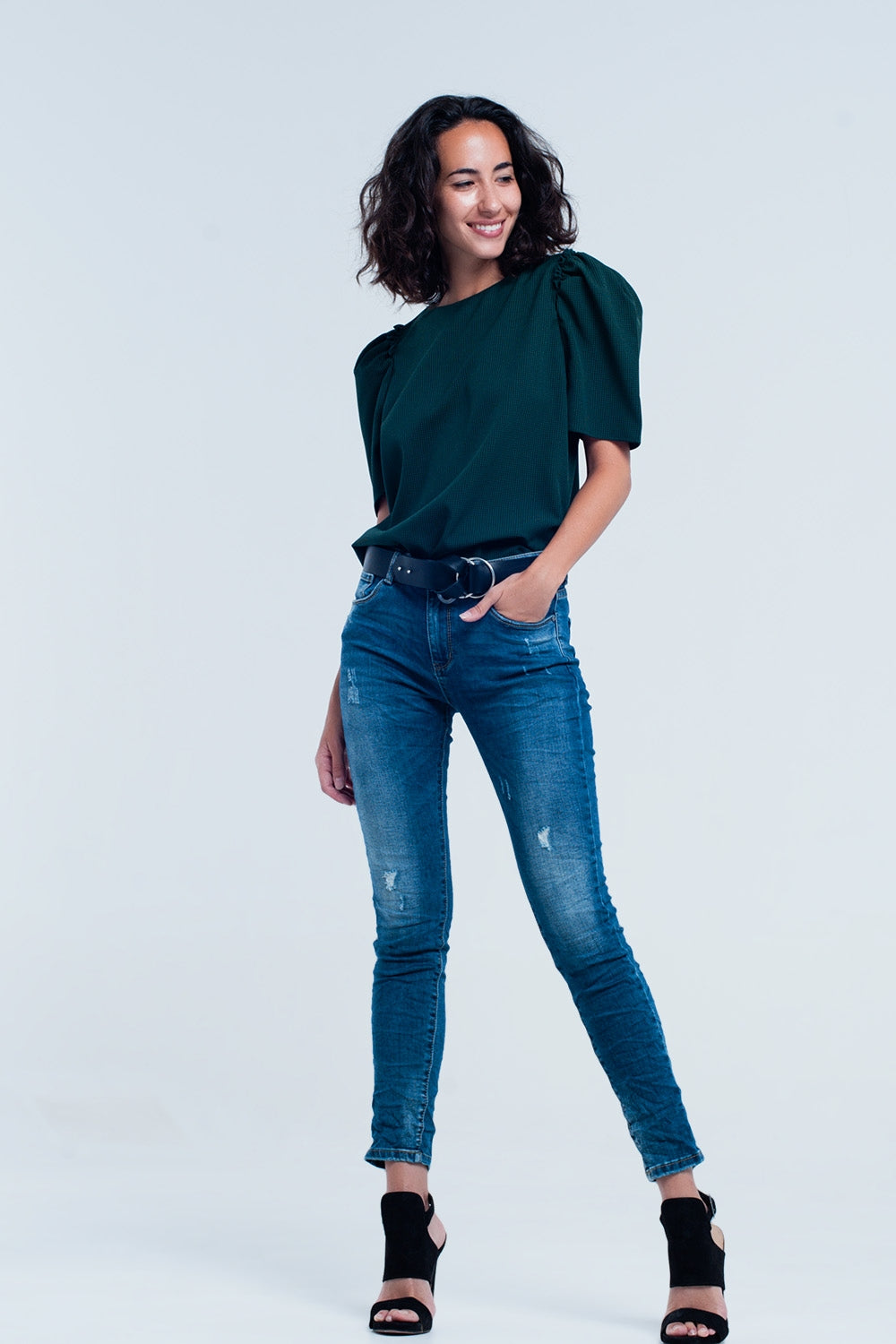 Jean skinny bleu avec des déchirures