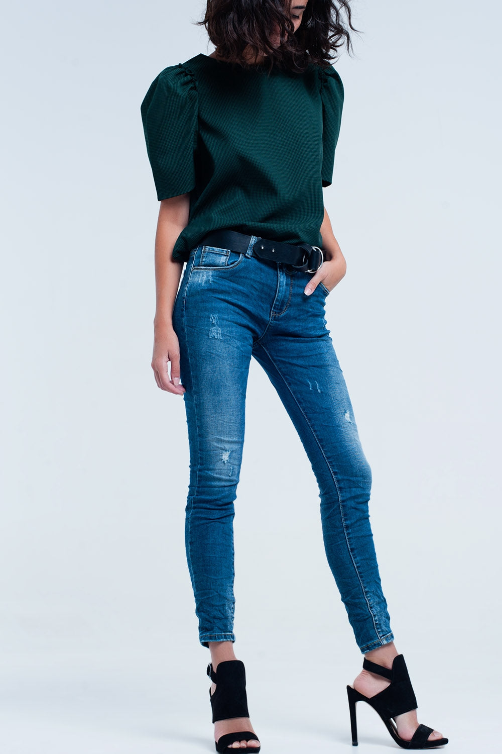 Jean skinny bleu avec des déchirures
