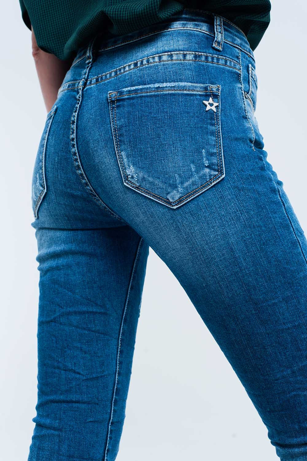 Jean skinny bleu avec des déchirures