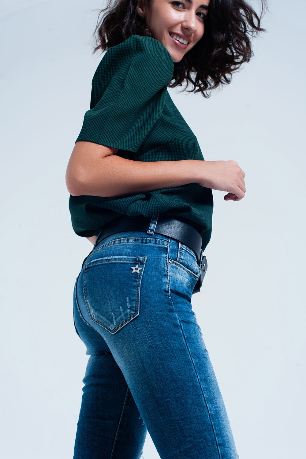 Jean skinny bleu avec des déchirures