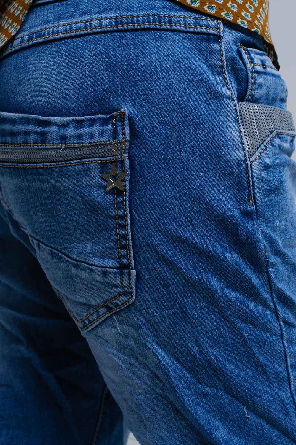 Jean skinny bleu avec des détails de paillettes