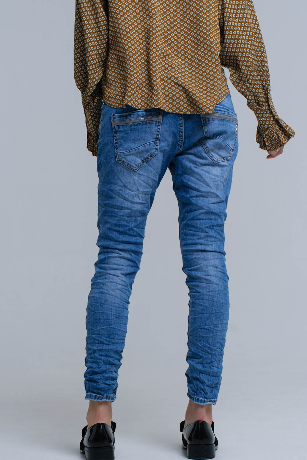 Jean skinny bleu avec des détails de paillettes