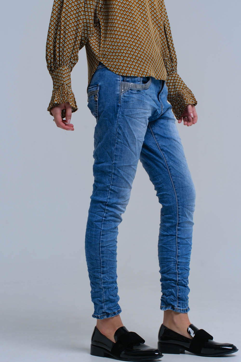 Jean skinny bleu avec des détails de paillettes