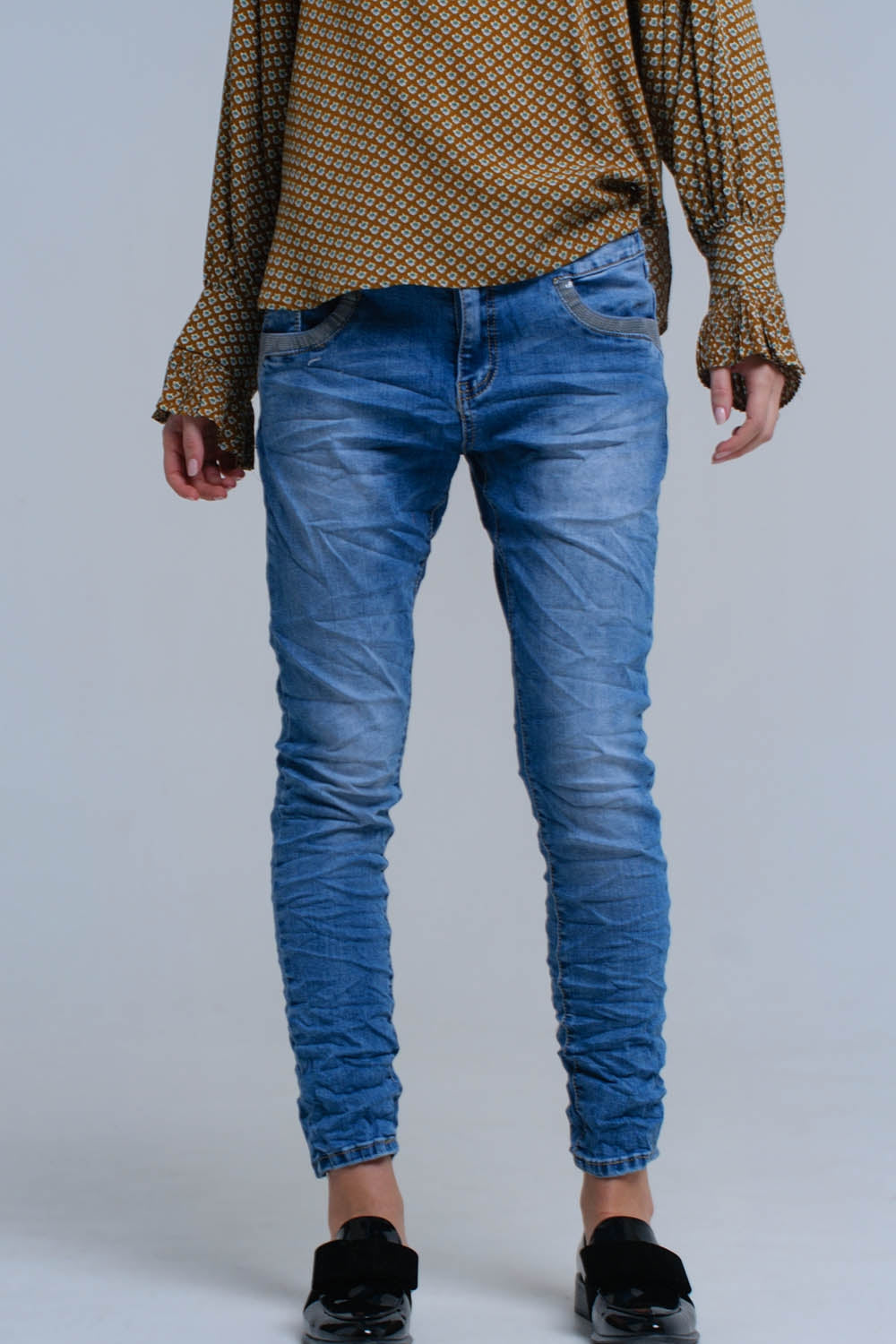 Jean skinny bleu avec des détails de paillettes