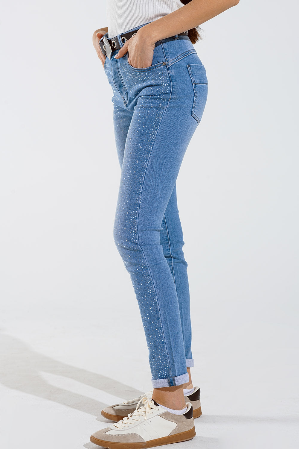 Jean skinny bleu délavé avec strass sur le devant