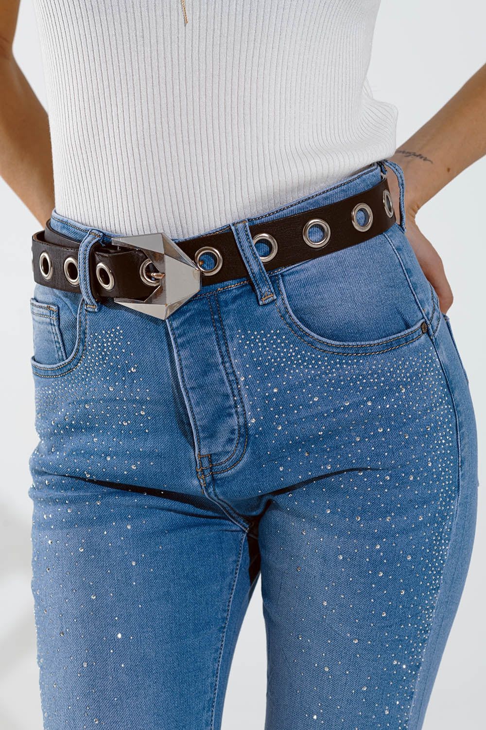 Jean skinny bleu délavé avec strass sur le devant