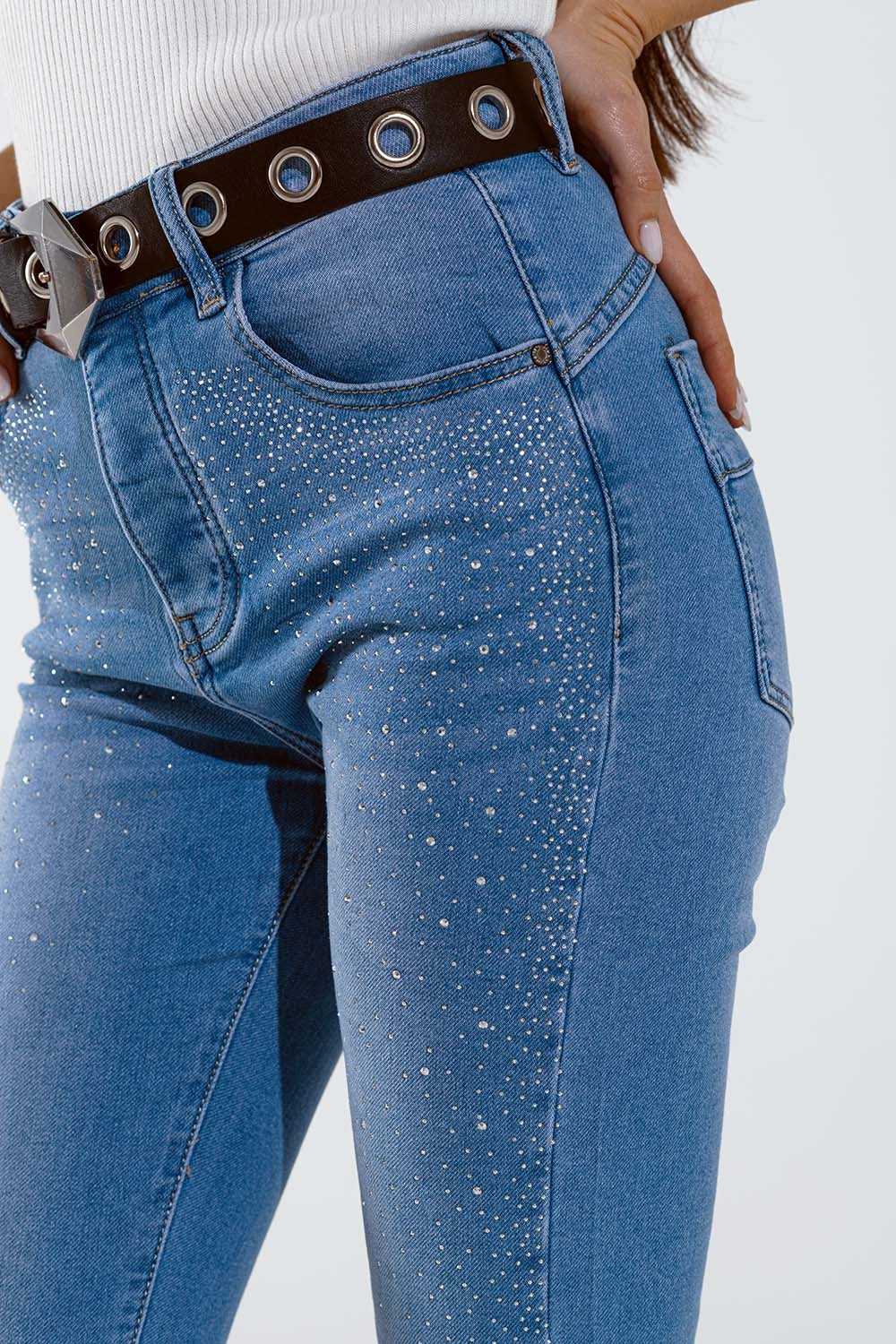 Jean skinny bleu délavé avec strass sur le devant