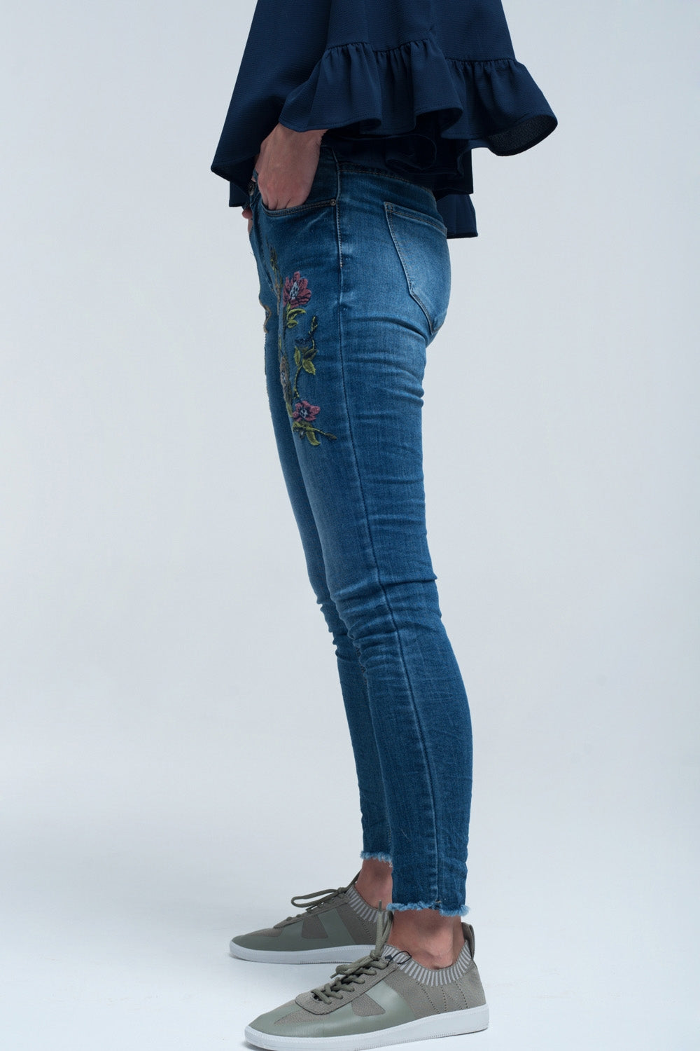 Jean skinny bleu et broderies