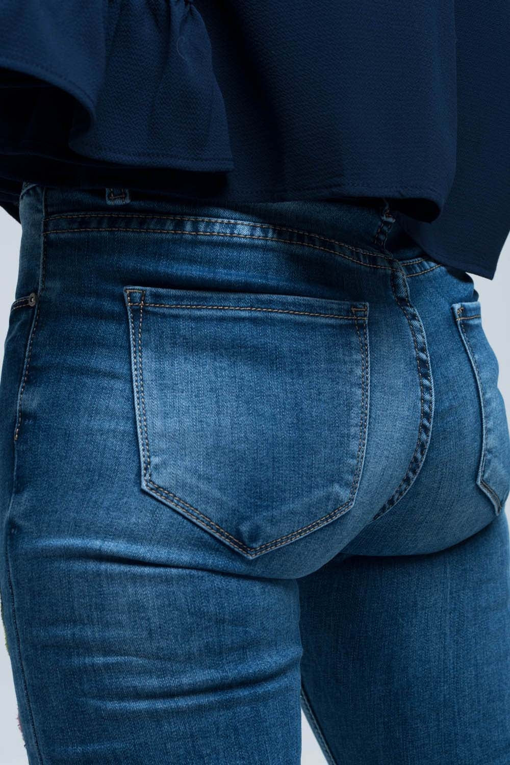 Jean skinny bleu et broderies