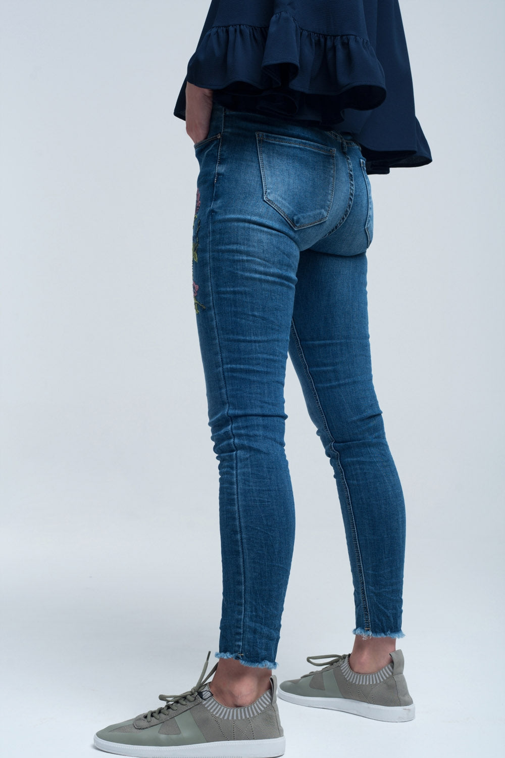 Jean skinny bleu et broderies