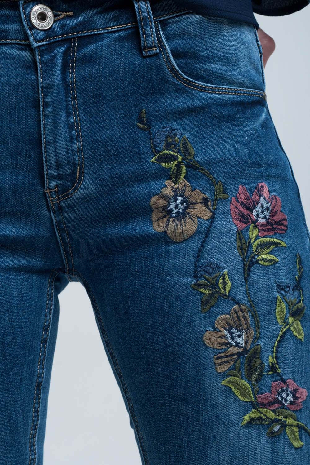 Jean skinny bleu et broderies