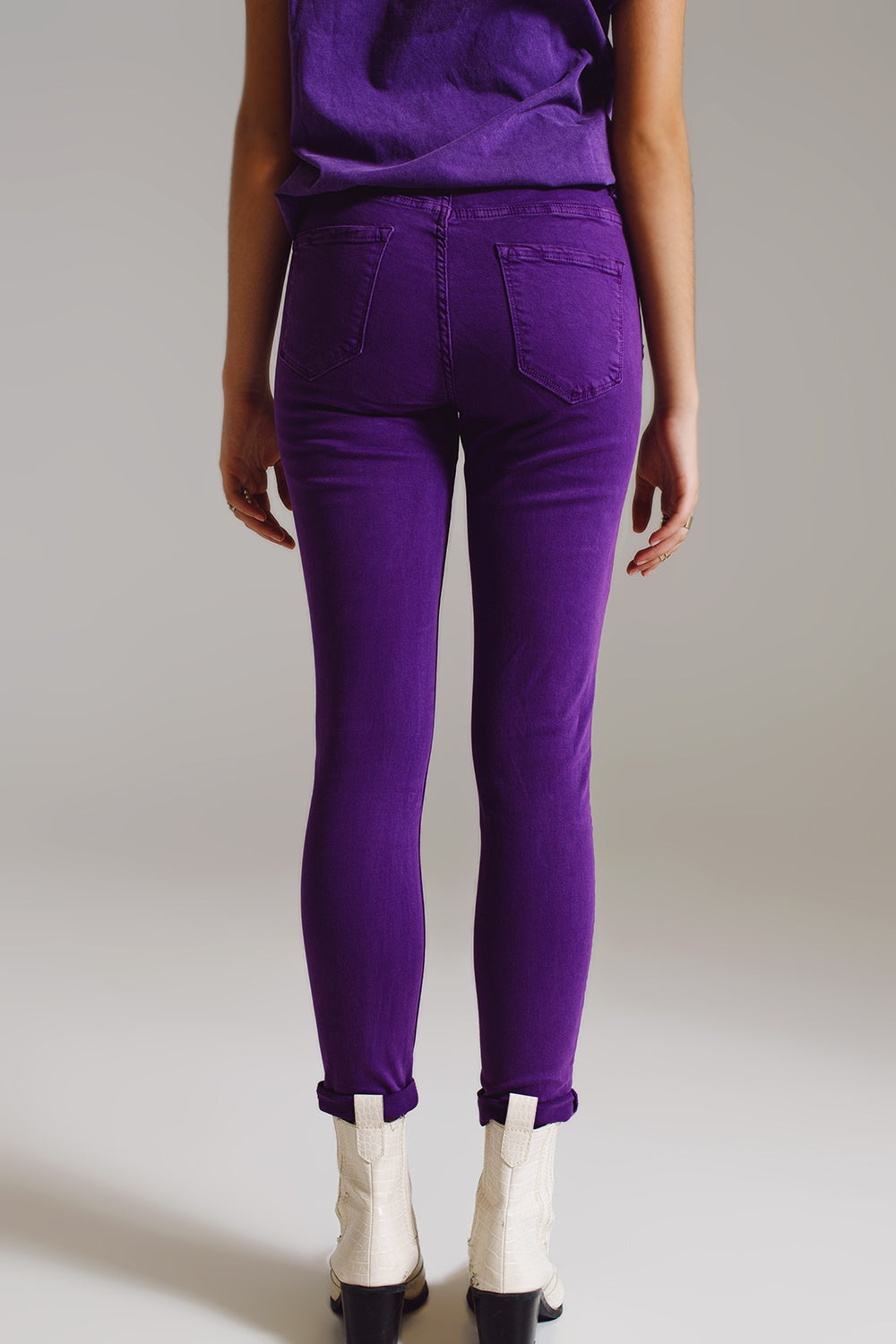 Jean skinny de cheville pourpre avec des plis doux