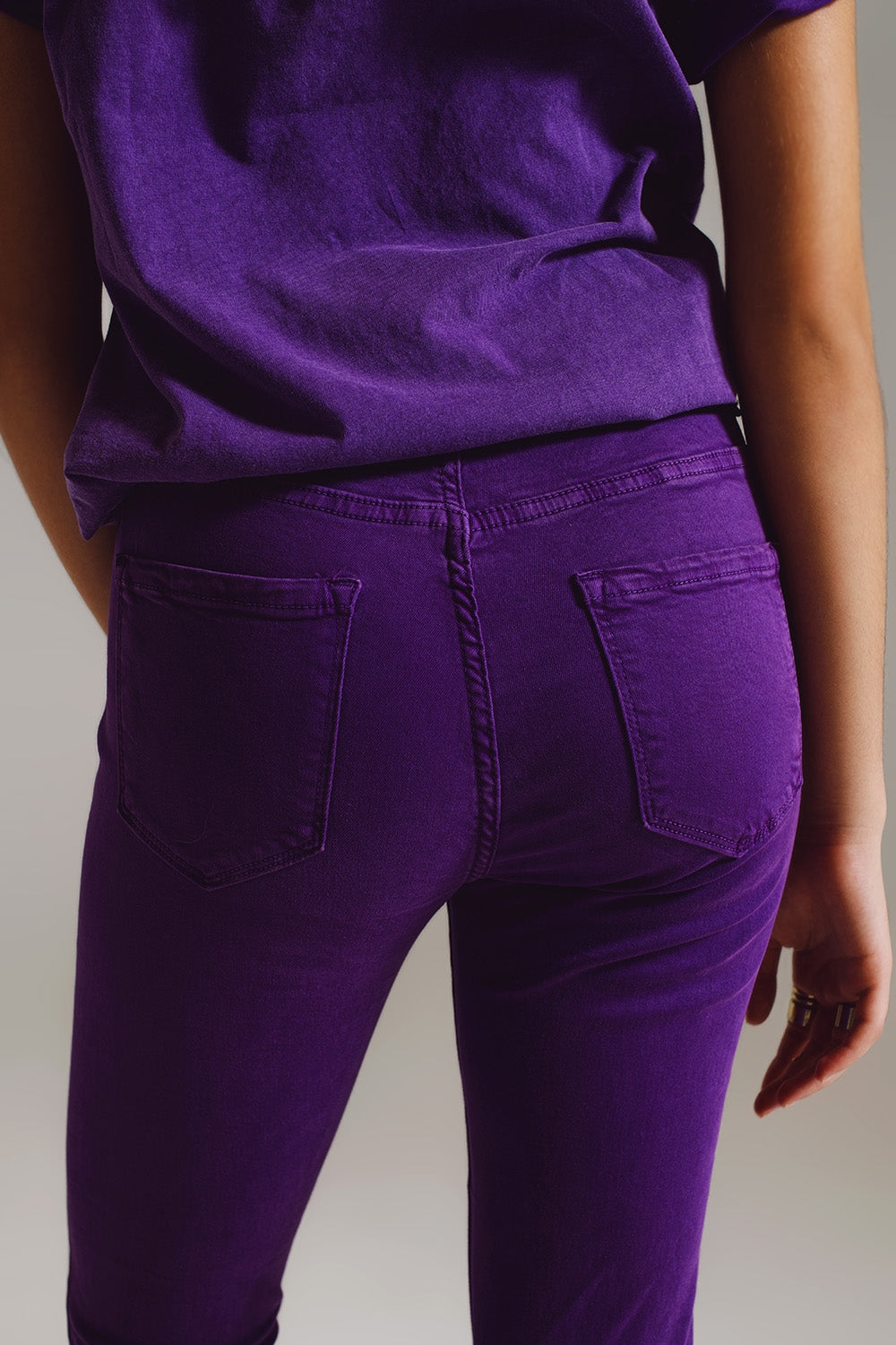Jean skinny de cheville pourpre avec des plis doux