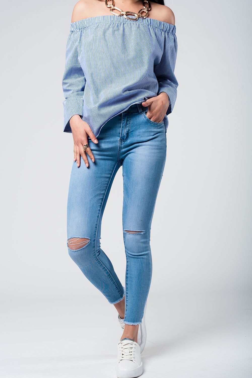 Q2 Jean skinny délavé avec découpe aux genoux