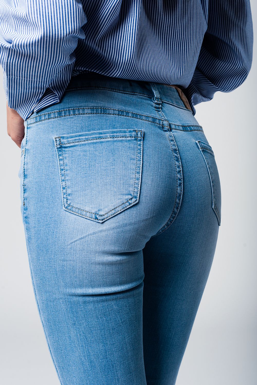 Jean skinny délavé avec découpe aux genoux