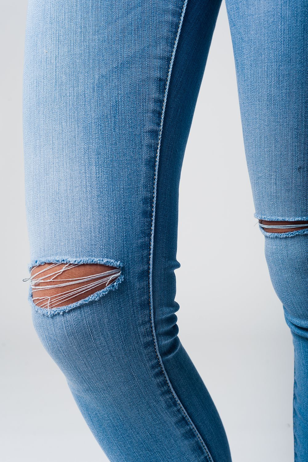 Jean skinny délavé avec découpe aux genoux