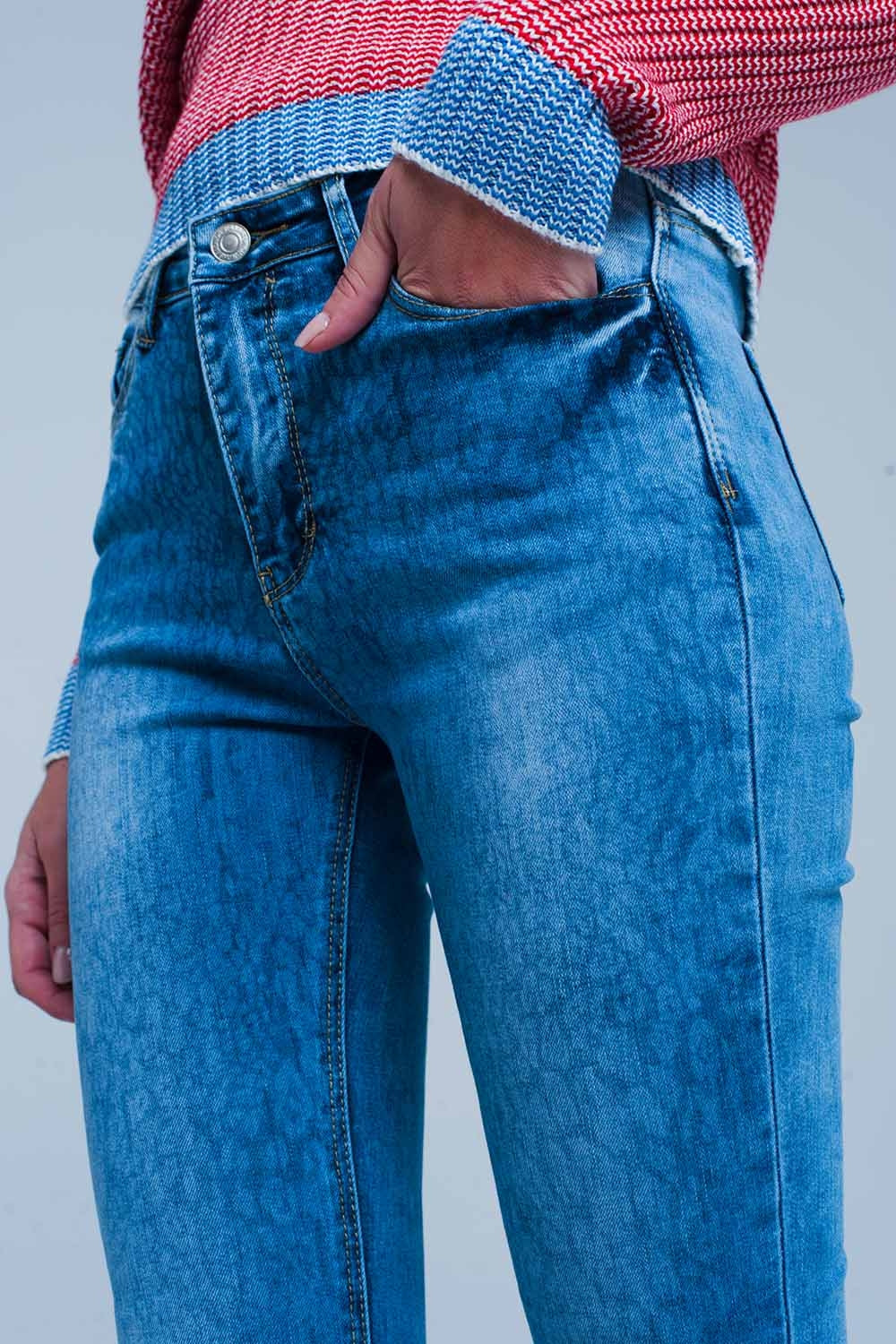 Jean skinny délavé avec motif léopard