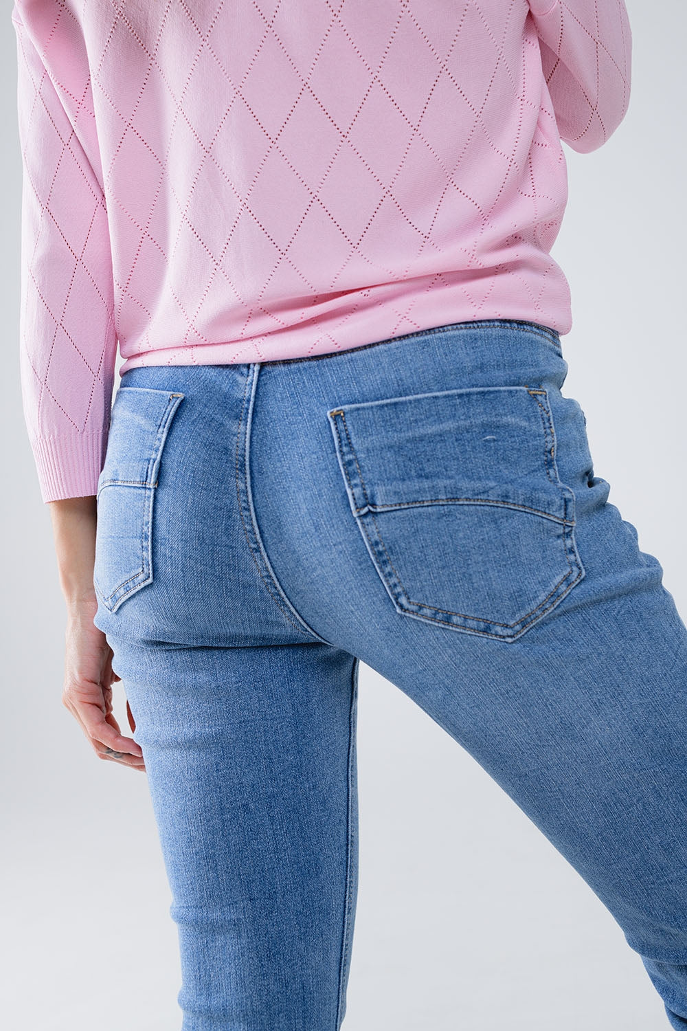 Jean skinny en délavage léger avec détail sur la poche