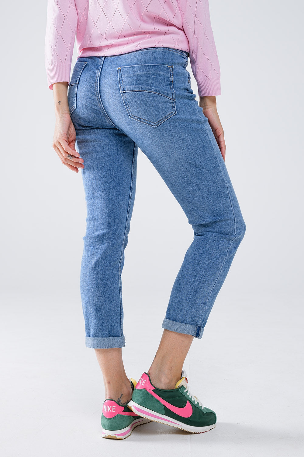 Jean skinny en délavage léger avec détail sur la poche